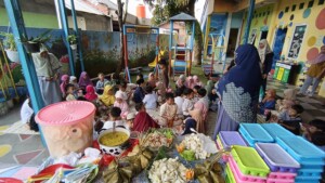 Halal Bi Halal siswa-siswi TKIT Al Bania dan Fun Cooking Ketupat Lebaran