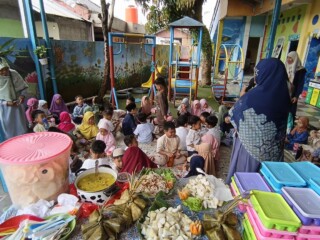 Halal Bi Halal siswa-siswi TKIT Al Bania dan Fun Cooking Ketupat Lebaran